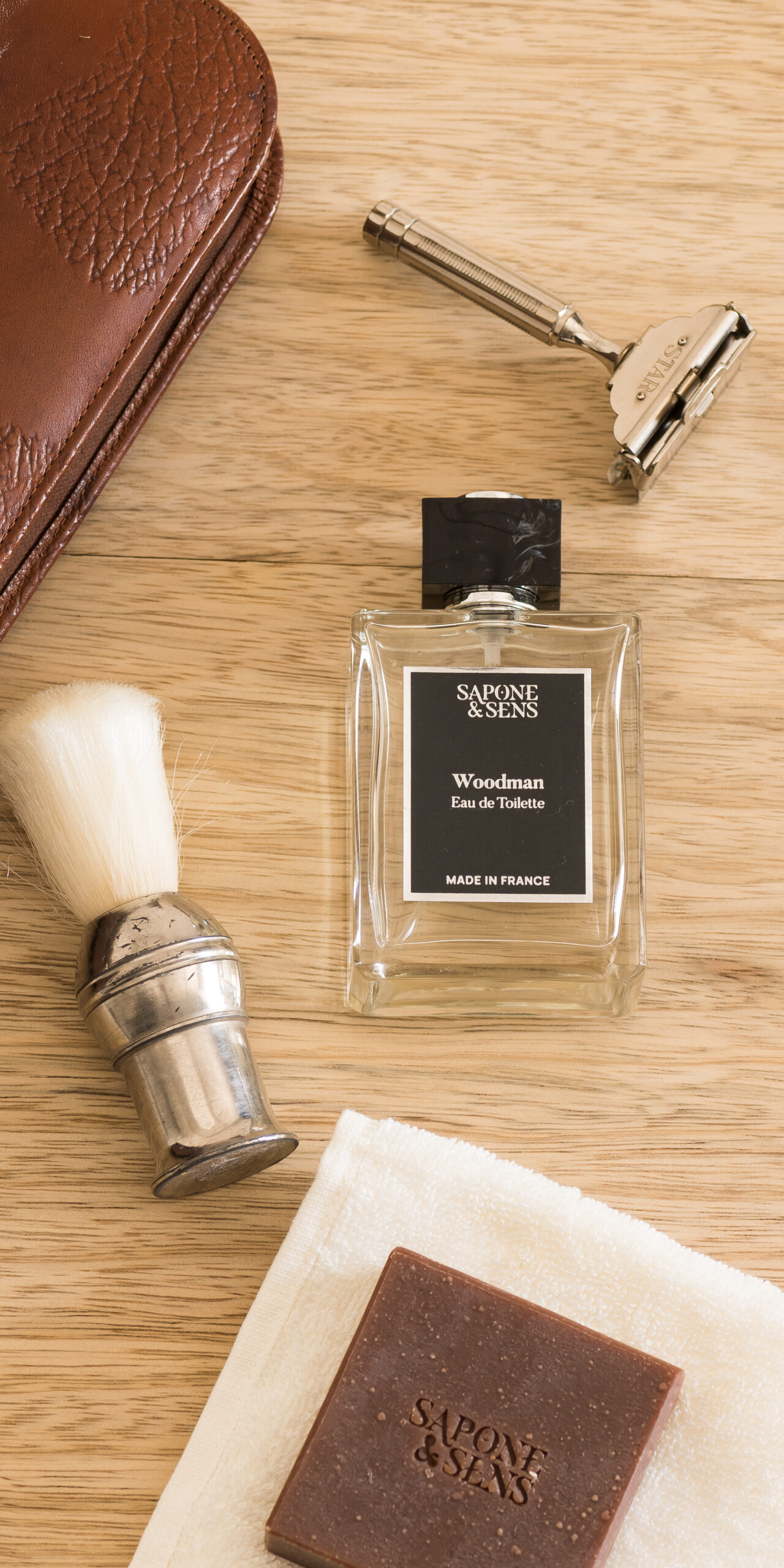 Flacon de parfum pour homme sur bois avec accessoires de rasage