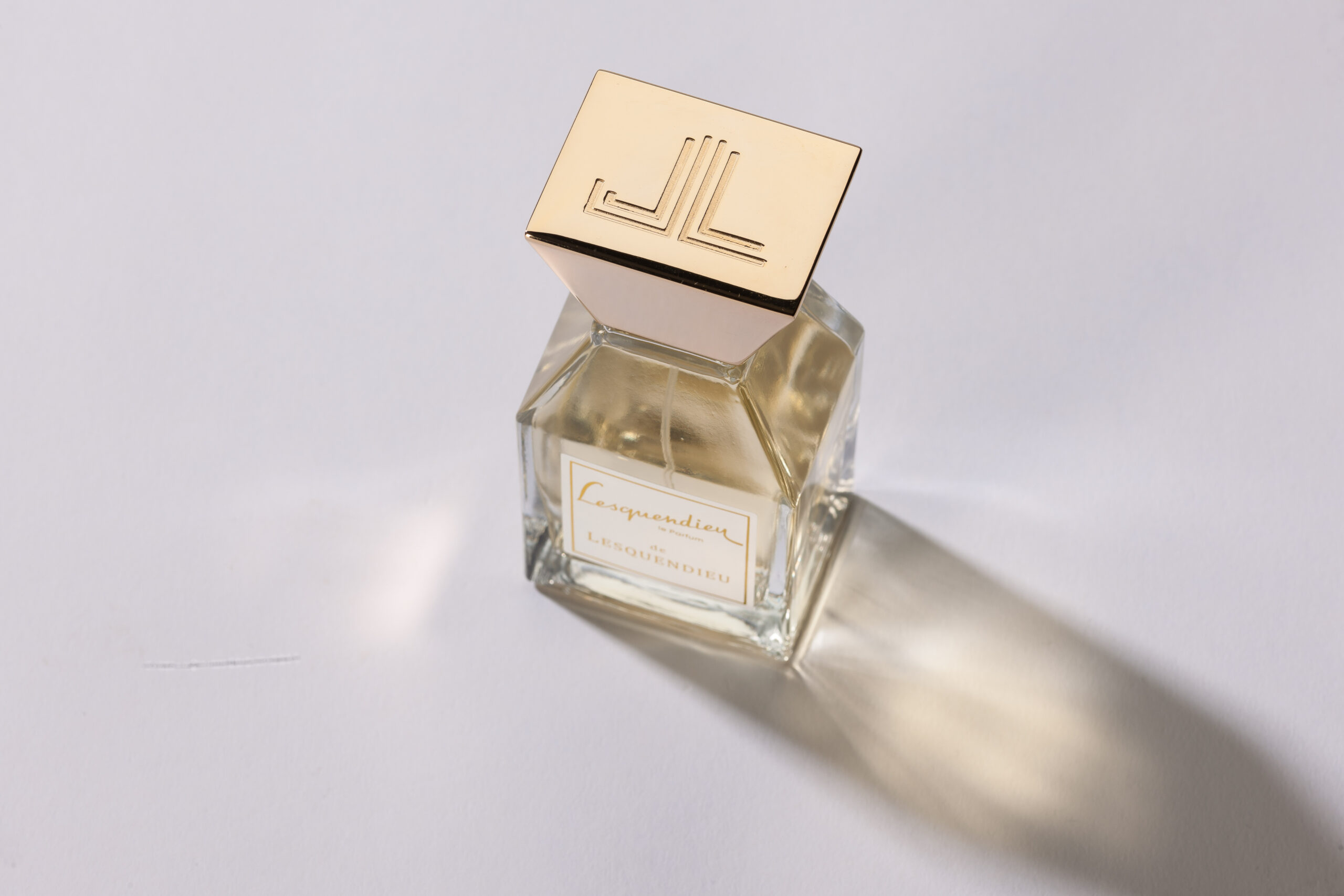 Flacon de parfum Lesquendieu avec une ombre en transparence
