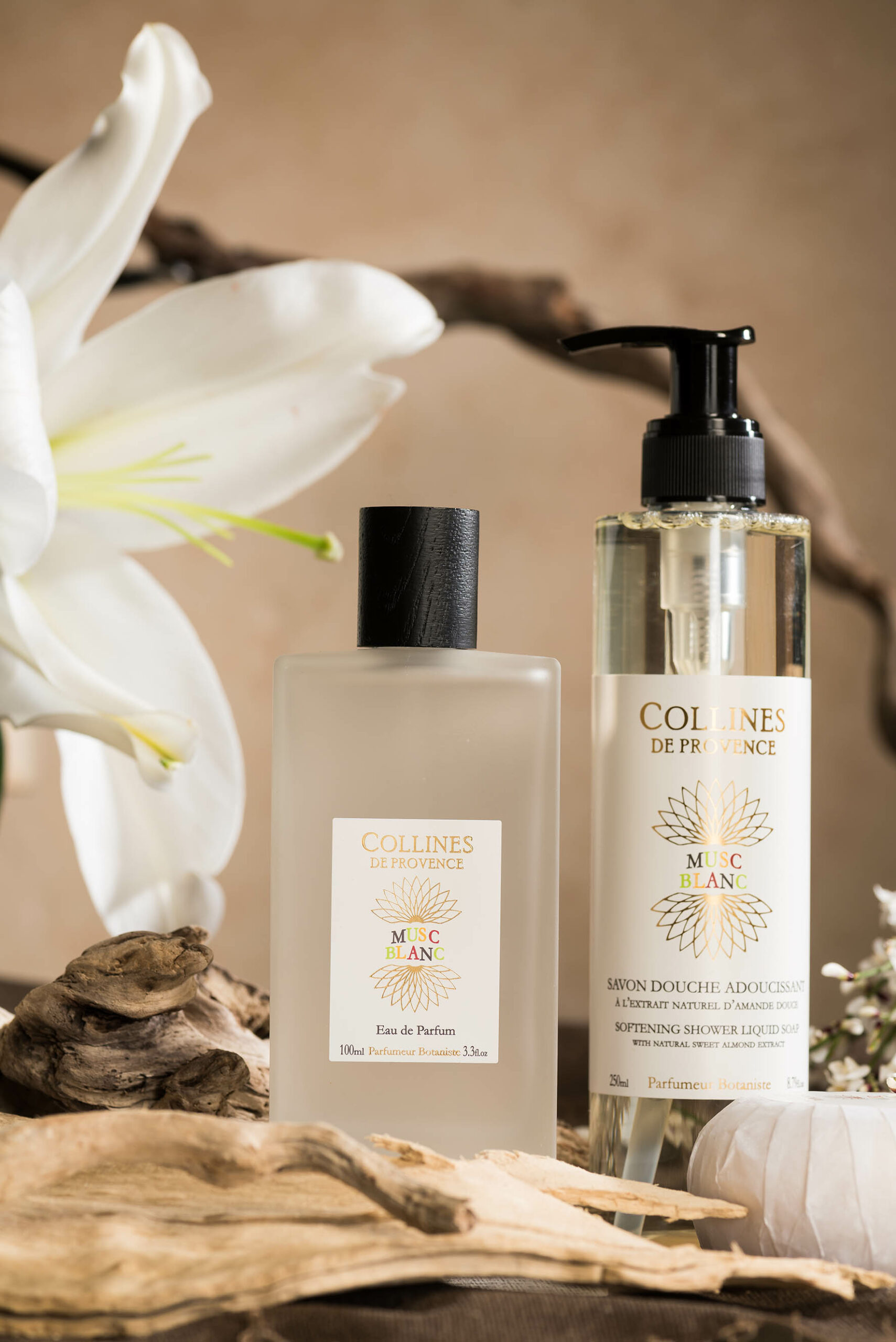 Photo studio de parfum Musc blanc de Collines de Provence au milieu de fleur et de branche