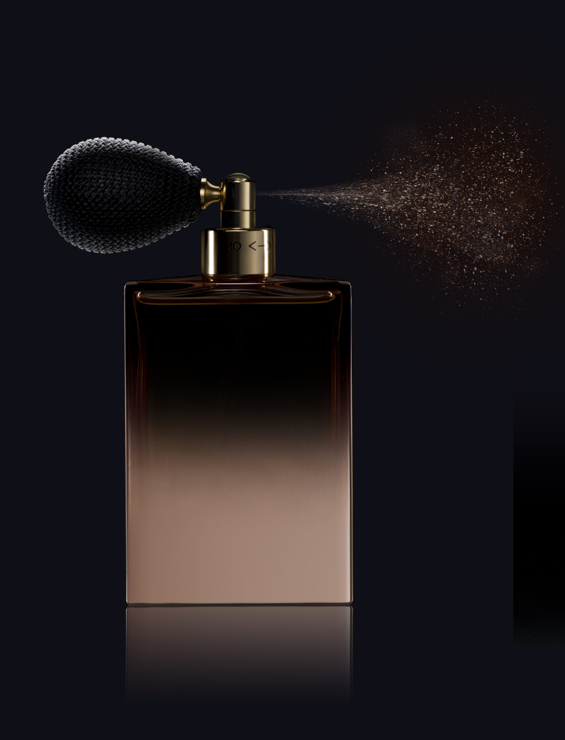 Flacon de Parfum avec gouttelettes sur fond noir