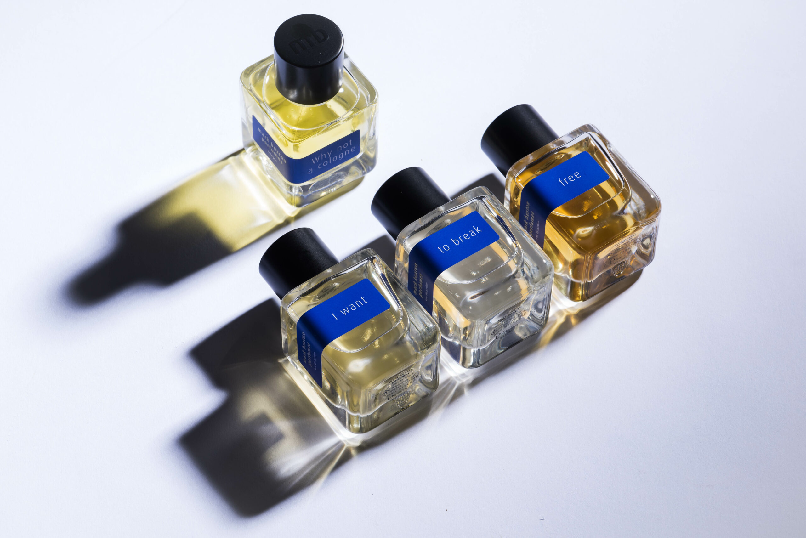 Flacons Parfums sur fond blanc avec ombres fortes et transparence